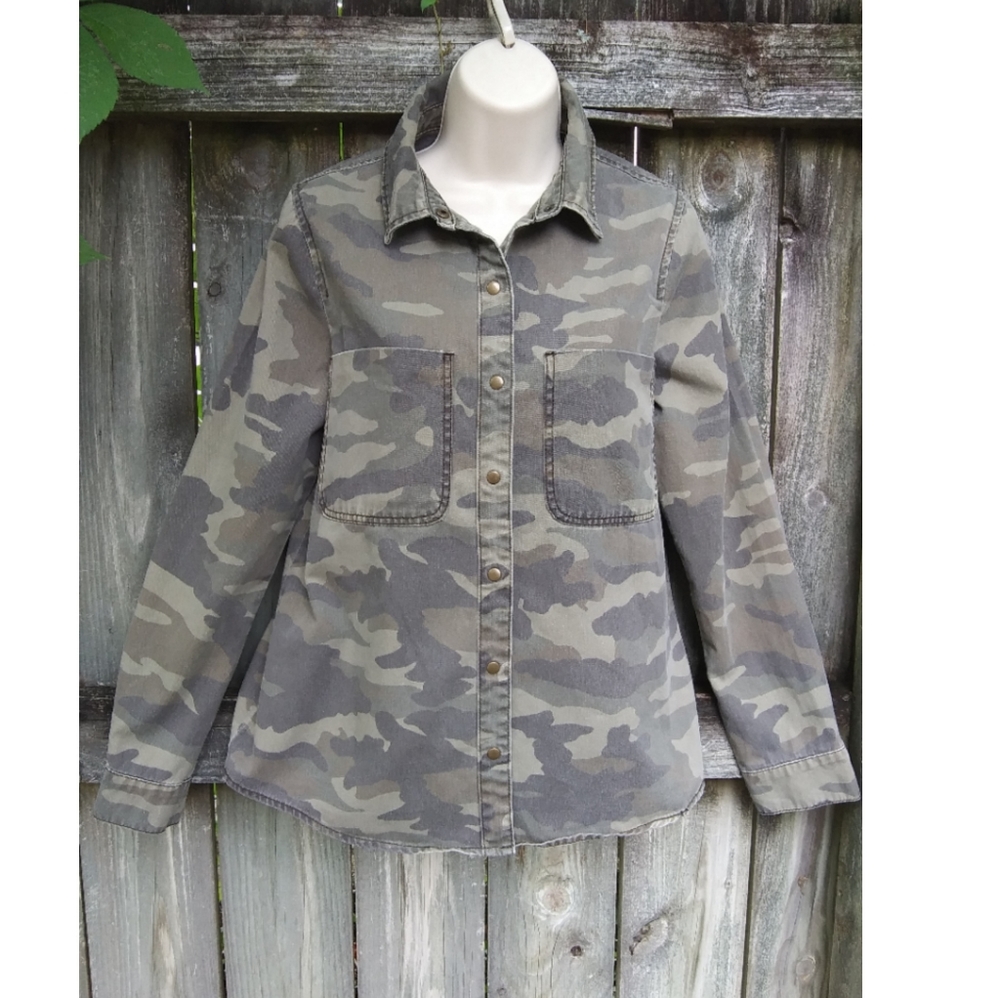 Forever 21 camouflage shirt size M